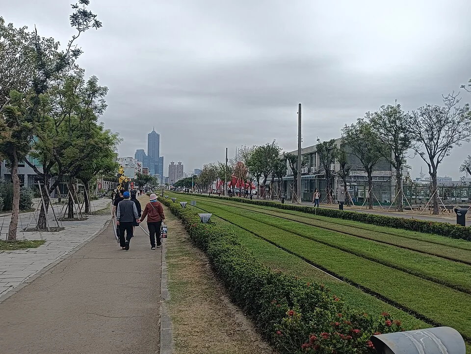 駁二附近的輕軌與綠色軌道